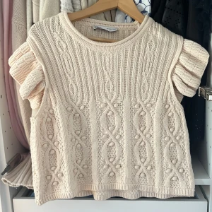 Stickad zara topp - Superfin stickad zara topp. Jättebra skick. Passar mindre än M också❤️