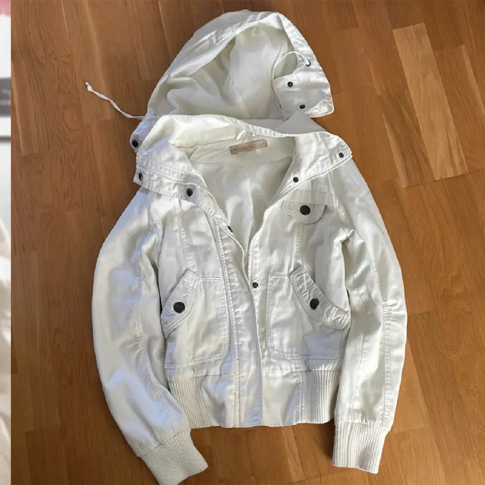 Söker en sån här liknande jacka!💕 kontakta ifall ni är intresserade av att sälja!!💕💕. Takit.