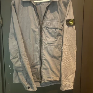 Stone island overshirt  - Säljer en otroligt fin stone island overshirt/jacka i färgen mörkblå, den är använd sparsamt och i väldigt fint skick, självklart äkta. Kom med bytesförslag eller funderingar!🙌