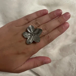 Ring Blomma - 🤍