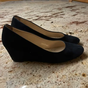 Pumps - Klassiska pumps i mörkblå mocka från Rizzo i storlek 37 säljes. I gott skick.