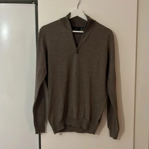 Halv zip - Superfin halv zip från ”sand copenhagen” Jättefint material och sitter jättebra.  Väldigt sparsamt använd. Säljs då den tyvärr inte kommer till användning.  Hör av er vid fler bilder eller frågor 