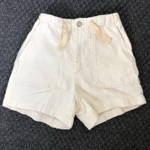Vita shorts! - Jätte fina vita shorts! Säljer då de inte längre passar💔 strlk: 11-12 y