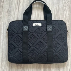 Datorväska - En svart datorväska från Åhléns. Märket är day et och är köpt för 799kr. Den är i mycket bra skick. 