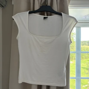 Vit topp - Har en lite fläck på sig men tvättar den självklart innan jag postar den, bra skick annars och använd fåtal gånger