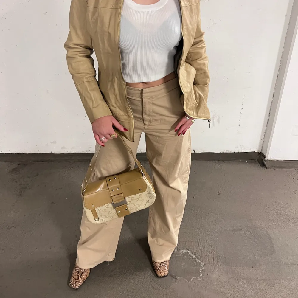 Skitsnygga stilrena cargopants i beige! Så himla sköna!  Storlek 38. Jeans & Byxor.