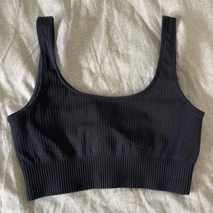 Sport-bh Aimn - En svart sportbh från Aimn i deras ribbade material. Väldigt skön! Använd men i gott skick! 