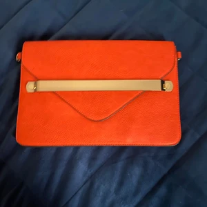 Kuvertväska  - Orange kuvertväska med fickor på insidan😊