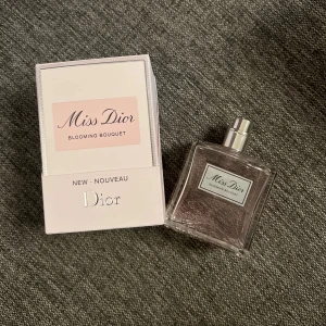 Dior parfym  - Miss dior parfym. använd väldigt lite.  nypris 1250kr.  