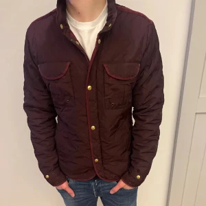 Quiltad jacka - Quiltad jacka från Scotch & Soda i fin vinröd färg. Bra skick! Storlek M-S. 