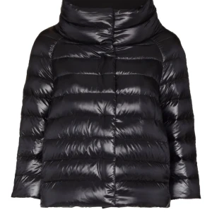 Svart Herno jacka - Säljer min svarta Herno jacka som är perfekt till både höst och vinter då den har trekvartslånga ärmar💕skriv för fler bilder och pris kan diskuteras vid snabb affär💕(äkta)