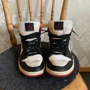 Jordan 1 mid - Skick 7/10 se sista bild, vill av med dom såfort som möjligt skicka bud nypris 3000kr strl 42 har ingen box