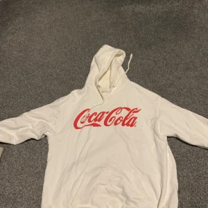 Coca cola hoodie - Vit hoodie med tryck coca cola i storlek S
