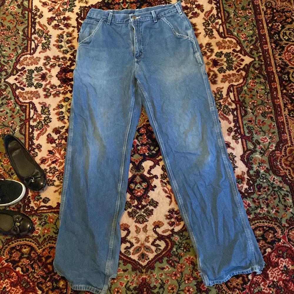 Baggy carhartt jeans som jag säljer då de inte längre kommer till användning💞  De är lite slitna längst ner där bak men inga stora defekter som syns när de är på. Jeans & Byxor.