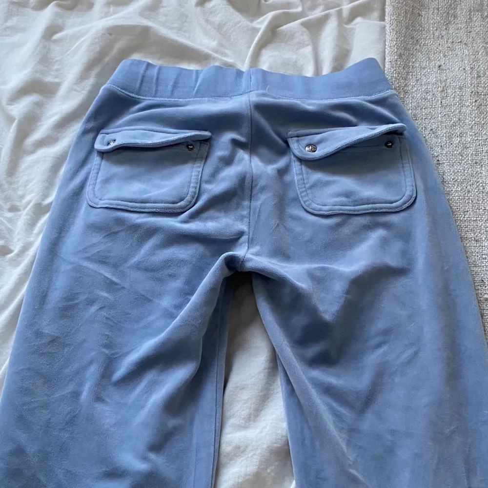 Sitter jättebra, säljer för att jag vill göra plats till nya kläder men älskar verkligen dom jättemycket. två av knapparna där bak har dock gått av men annars är där inget fel på dom.. Jeans & Byxor.