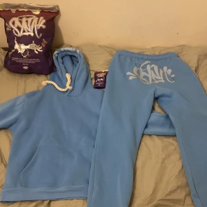 Syna world dress - Min fina syna world dress från central ce. De e hans märke, jag säljer dom för att jag har vuxit ifårn dom och dom är för små. Säljer dom för lågt pris för vill bli av med dom, man får båda påsarna och hela dressen. :)