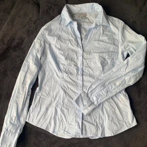 Dam skjorta - Blå skjorta. Formad ser ut som ny 