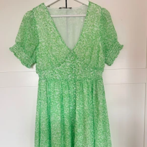 Grön sommardröm - En så fin grön klänning som är helt oanvänd pga köpte fel storlek. 