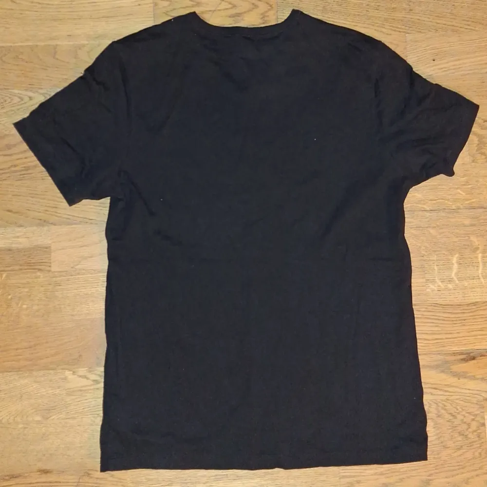 Svart hugo boss T-shirt QR kod finns Nyskick  Storlek M  Pris 30kr. T-shirts.