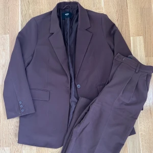 Kostym set - Tyvärr för stort för mig, därav bilden. Byxorna i storlek 36 och kavajen i xs/s