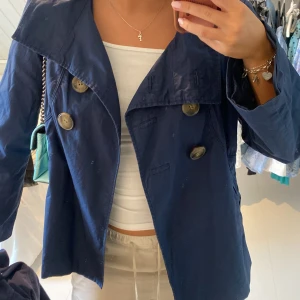 Marinblå jacka - Skit snygg kappa till hösten💙passar många storlekar. Perfekt med en stickad tröja under☺️