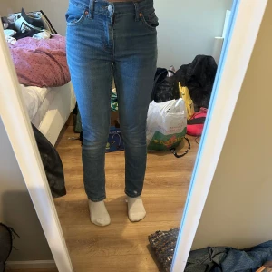 Levis jeans, modelen slim taper - Säljer jeansen för att dem inte används, nästa oanvända. Jeansen i barnstorlek men passar någon som är lite kortare. Svara gärna på frågor💕