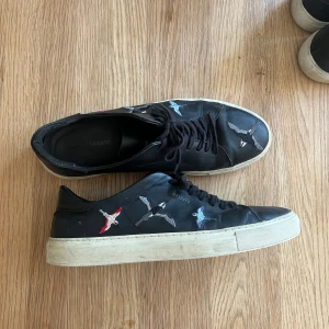 Axel Arigato skor  - Axel arigato skor. - Storlek 46  - använda men i fint skick  - låda finns ej 