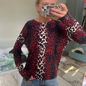 Super fin tröja  - Stickad tröja i leopard! 