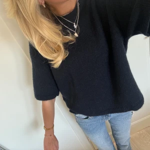 Stickad Tshirt  - Såå fin stickad tshirt från &other stories😍 använd en gång 