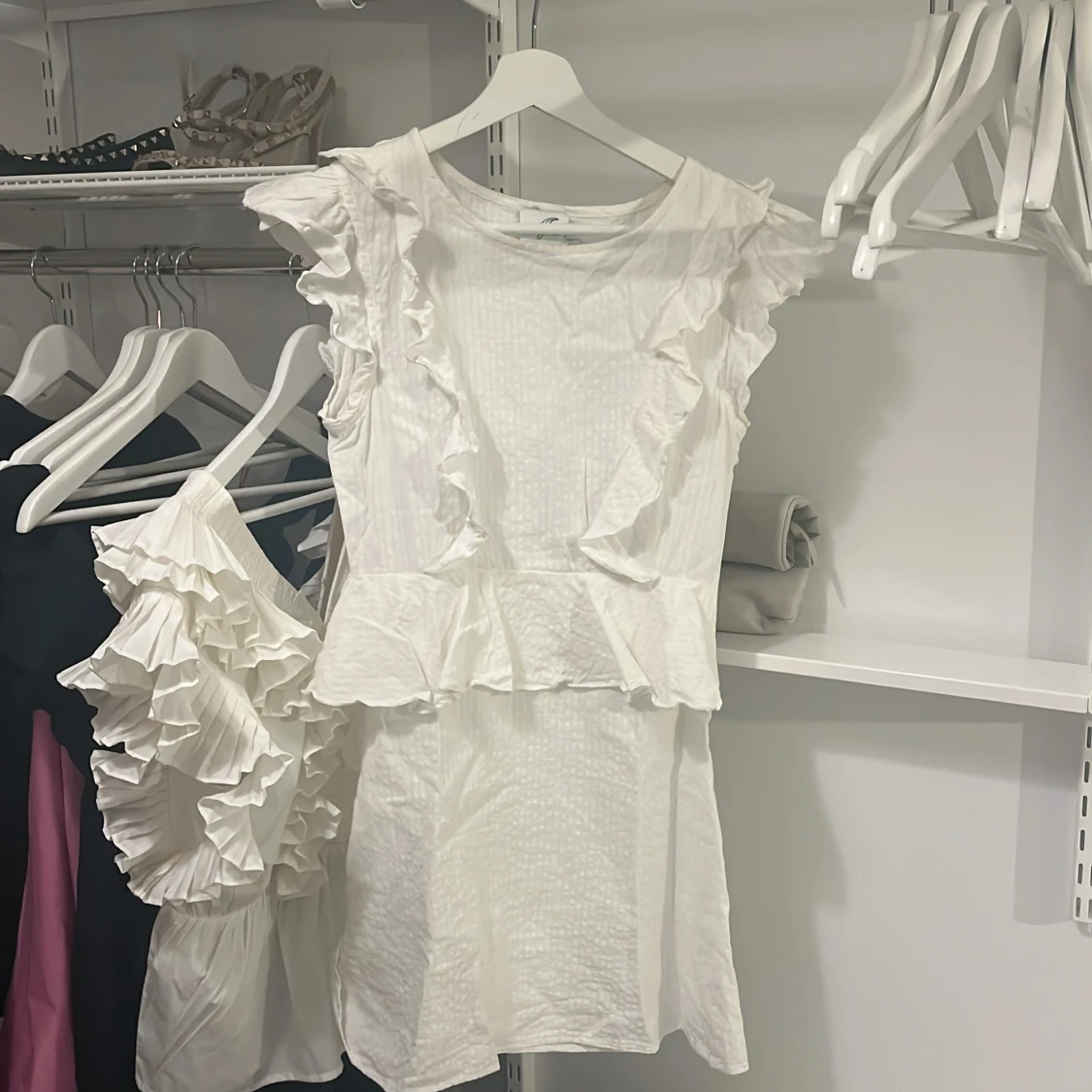 Vit klänning med volanger från Célia Sun