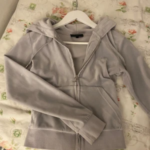 juicy couture zip hoodie - använder knappt, bra skick. storlek xxs, passar dock xs/s. 