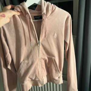 Rosa juicy couture  - Säljer min rosa juicy kofta. Använt ett par gånger.