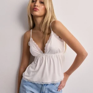 Lace top - Jätte gulligt vitt linne från Nelly. Använd en gång så säljer då den inte kommer till någon användning💕