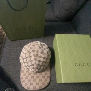 Gucci Keps Beige  - Tja säljer nu min fräscha gucci keps.Allt ser bra ut inga skador förutom att den ej har plupp, det är anledningen till varöfr den släpps för så billigt
