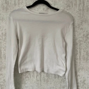 Vit långärmad tröja från Stradivarius - Säljer en stilren och enkel vit långärmad tröja från Stradivarius. Perfekt för både vardag och lite finare tillfällen. Tröjan är i storlek S och har en normal passform. Den är tillverkad i ett mjukt och bekvämt material som känns skönt mot huden. Passar storlek M också för en tajtare passform