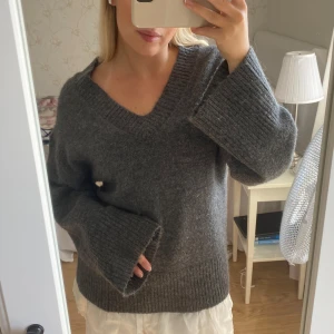 Stickad tröja  - Sååå mysig stickad tröja från Gina Tricot Premium Quality. Sparsamt använd så i fint skick🤍🤍