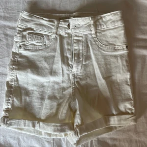 Krämvita shorts - Nästan aldrig använda så ny skick iprincip