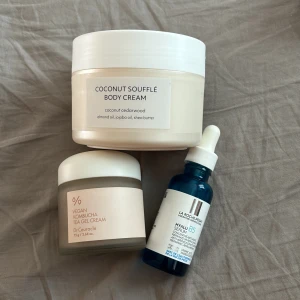 Hudvårdsprodukter med kokos och hyaluronsyra - Säljer tre fantastiska hudvårdsprodukter! Först har vi en Coconut Soufflé Body Cream med doft av kokos och cederträ, berikad med mandelolja, jojobaolja och sheasmör. Perfekt för att återfukta huden. Sedan har vi en Vegan Kombucha Tea Gel Cream från Dr. Ceuracle, en lätt gelkräm som ger näring och fräschör. Slutligen ett Hyalu B5 Serum från La Roche-Posay, ett koncentrerat serum med hyaluronsyra för att återfukta och fylla ut huden. Alla produkter är i nyskick och redo att ge din hud lite extra kärlek!