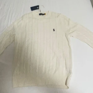 Ralph Lauren knitted sweater  - Hej!! Säljer den här fina ralph lauren tjocktröjan pga att den inte passar mig. Den här helt ny, perfekt skick och helt oanvänd! Om ni vill diskutera pris eller har frågor osv är det bara att komma o skriva i dm😄storleken är L men passar M också!!!!!