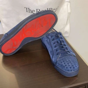 Christian Louboutin Skor - Tja! Säljer nu ett pr riktigt feta Christian Louboutin skor i färgen Blå, riktigt bra skick. Köptes på En hemsida och finns kvitto vid behov. 