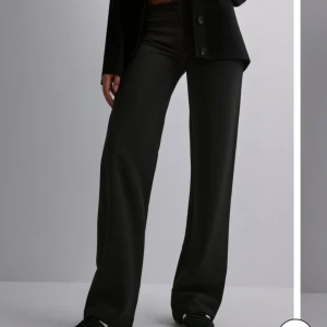 Kostymbyxor  - Kostymbyxor från Nelly som knappt är använda, precis köpta. Deras ”Keep it up low waist pants”. Säljer för att de inte sitter som jag vill, priset kan diskuteras och kom gärna privat om du har några frågor!💓