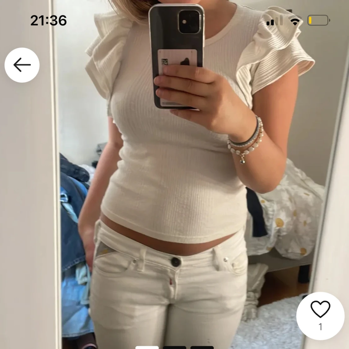 Vit ribbad topp med volangärmar