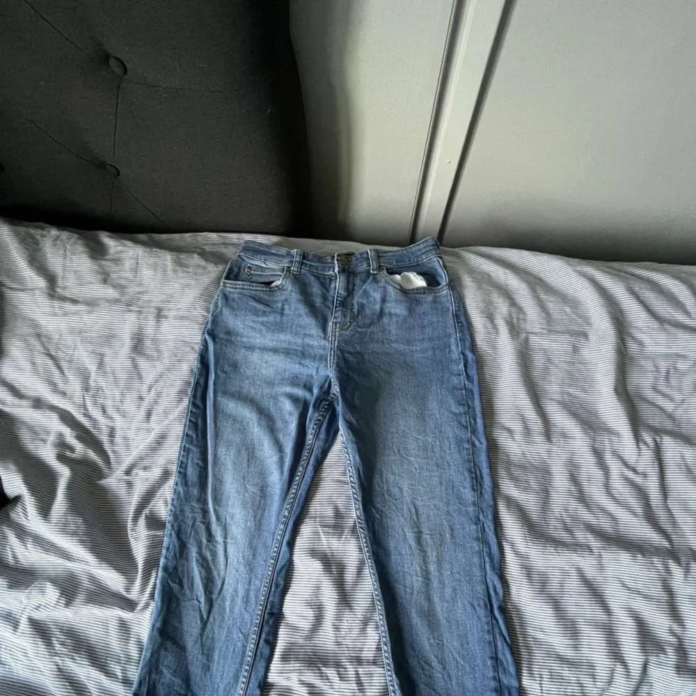 Tjenaa säljer dessa riktigt snygga Lee jeans! De har inga defekter som hål osv och de är i fint skick! | Nypris: ca 1000 | mitt pris: 199!👑 | Hör av er för frågor!💯‼️. Jeans & Byxor.