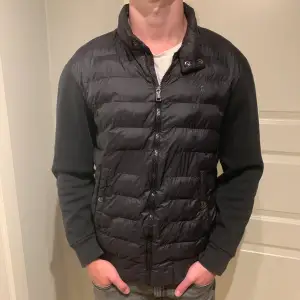 Säljer denna eftertraktade Ralph Lauren cardigan! | Grymt skick har använts nån gång men är i stort sätt som ny! | Storlek S. | Retail: Slutsåld. Mitt pris: 2000kr men kan diskuteras! | Ställ gärna frågor innan du köper!