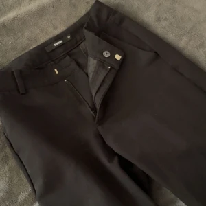 kostymbyxor bikbok - kostym byxor från bikbok, säljer då dom är förkorta. Inga defekter💓