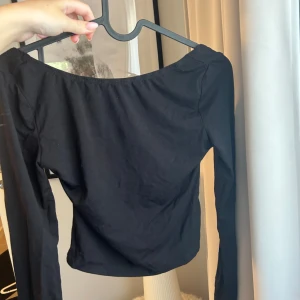 tröja med öppen rygg -  Säljer denna tröja med öppen rygg som är superfin! 