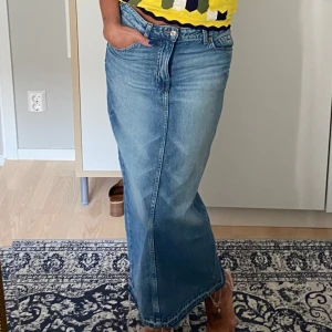 Lång jeanskjol - Maxilång jeanskjol med liten slits baktill, jättefin denim tvätt🩷sparsamt använd 