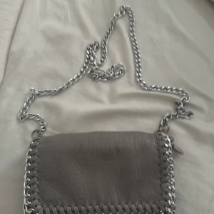 Tiamo väska - Jätte fin grå tiamo väska säljer då ja har en annan väska och den inte kommer till anvöndning