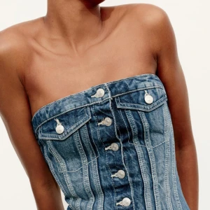 Jeans topp - Jättefin jeans topp från zara, aldrig använd💕prislappen är kvar.