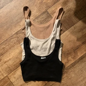 Tre korta linnen - Det bruna linnet är från Gina tricot i storlek XS och de andra två är från H&M i storlek S, men skulle säga att alla tre sitter ungefär likadant. Skriv om du har några frågor!❤️